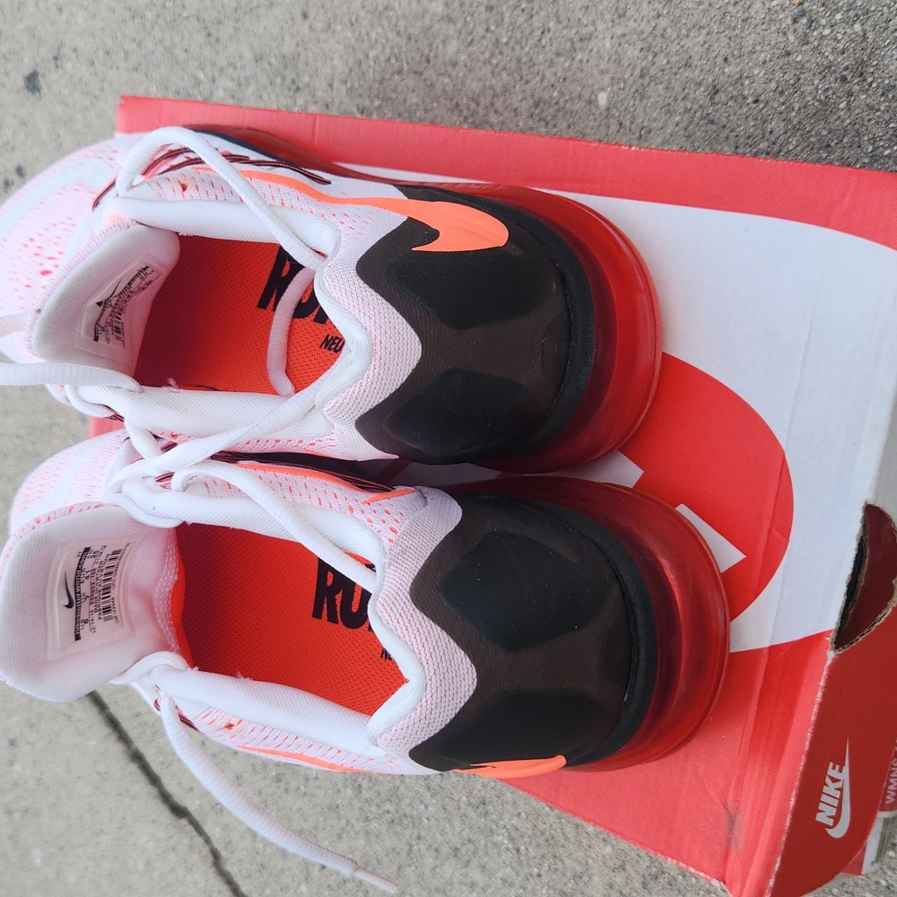 Nike White and Orange Athletic Shoes with Modern Design - Picture 2 of 3